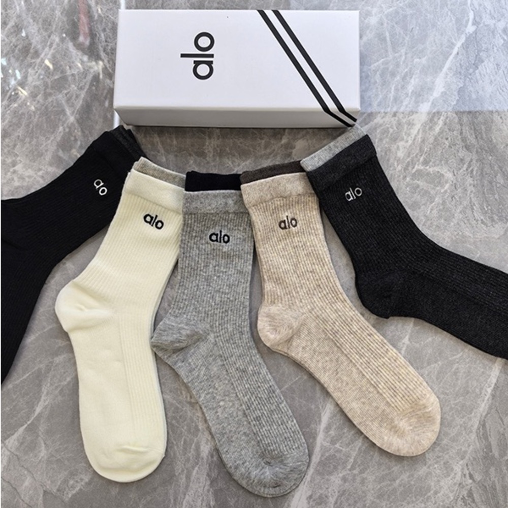 Alo Yoga Solid Color Athletic And Casual Mid-Calf Sock Set